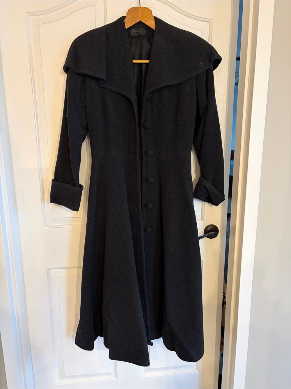 Very elegant black Long-Sleeve winter coat with Wide Notch Collar.